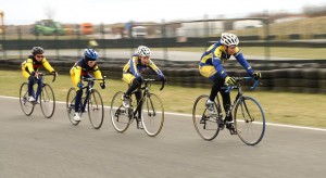 Chriatian Streckfuß und Nick Planert (von vorn) beim Nachwuchscup Rennrad in Oschersleben