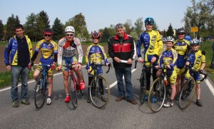 Der Präsident der Radsportverbandes im Rahmen unserer "Zeitfahrer" (von links): Winfried Kreis/ Trainer; Jonas Mayer/ U17; Christoher Maletz/ Elite; Johanna Kreis/ U15 weibl.; Günter Grau/ Präsident LV Radsport; Pascal Söhner/ U15; Nick Planert/ U13; Frederic Schäfer/ U11