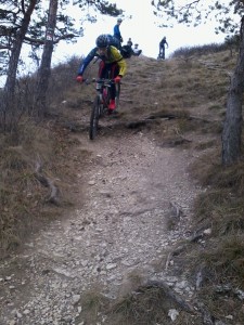 Downhill- Fahrtechnik (hier Hagen Bundschuh) stand auch auf dem Programm