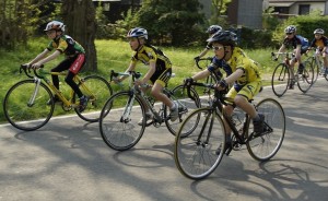 Lennart Seitz (im Vordergrund) beim Rennen in Klöden