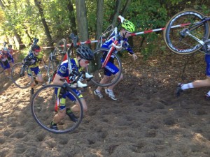 Hagen Bundschuh (vorn) und Jonas Mayer (dahinter) im Laufanstieg beim Radcross in Kleinmachnow