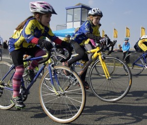 Lia Planert und Hannah Möttig beim Rennrad- Nachwuchscup in Oschersleben