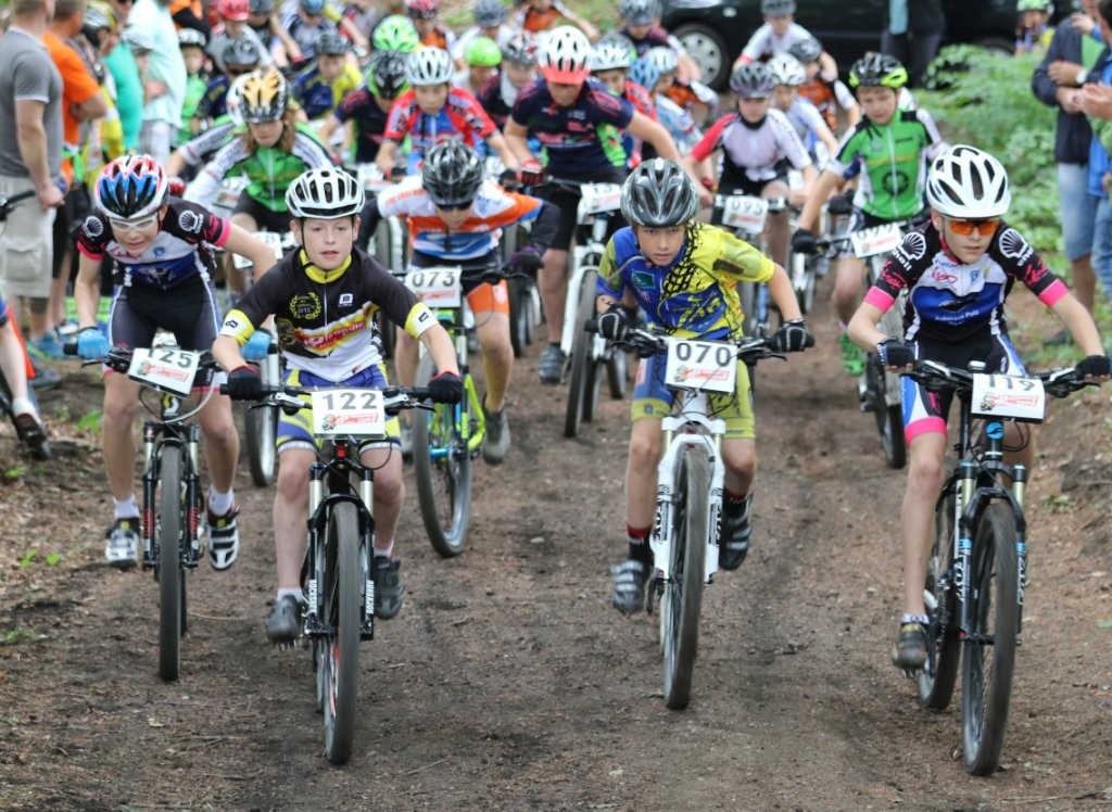 Gregor Wiegleb (122) setzt sich von Anfang an an die Spitze des großen U13- Feldes