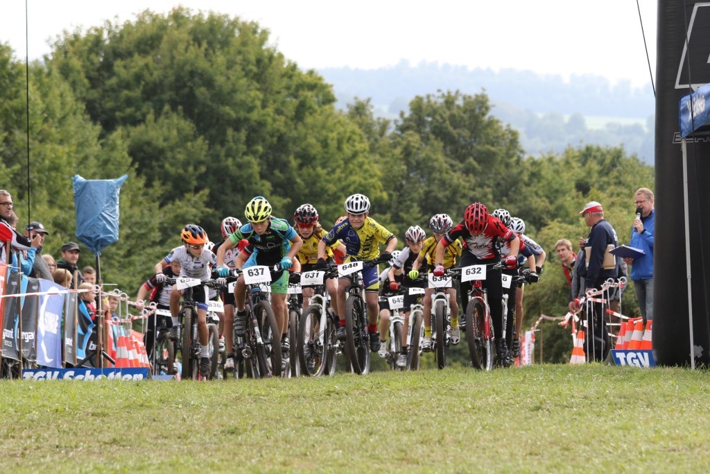 Gregor setzt sich von Anfang an an die Spitze im U13-Rennen