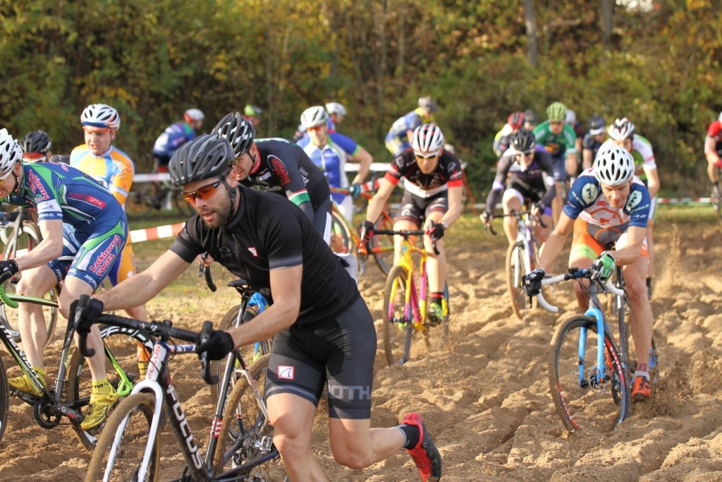 Das Elitefeld in der Sandkuhle am Auenseestrand