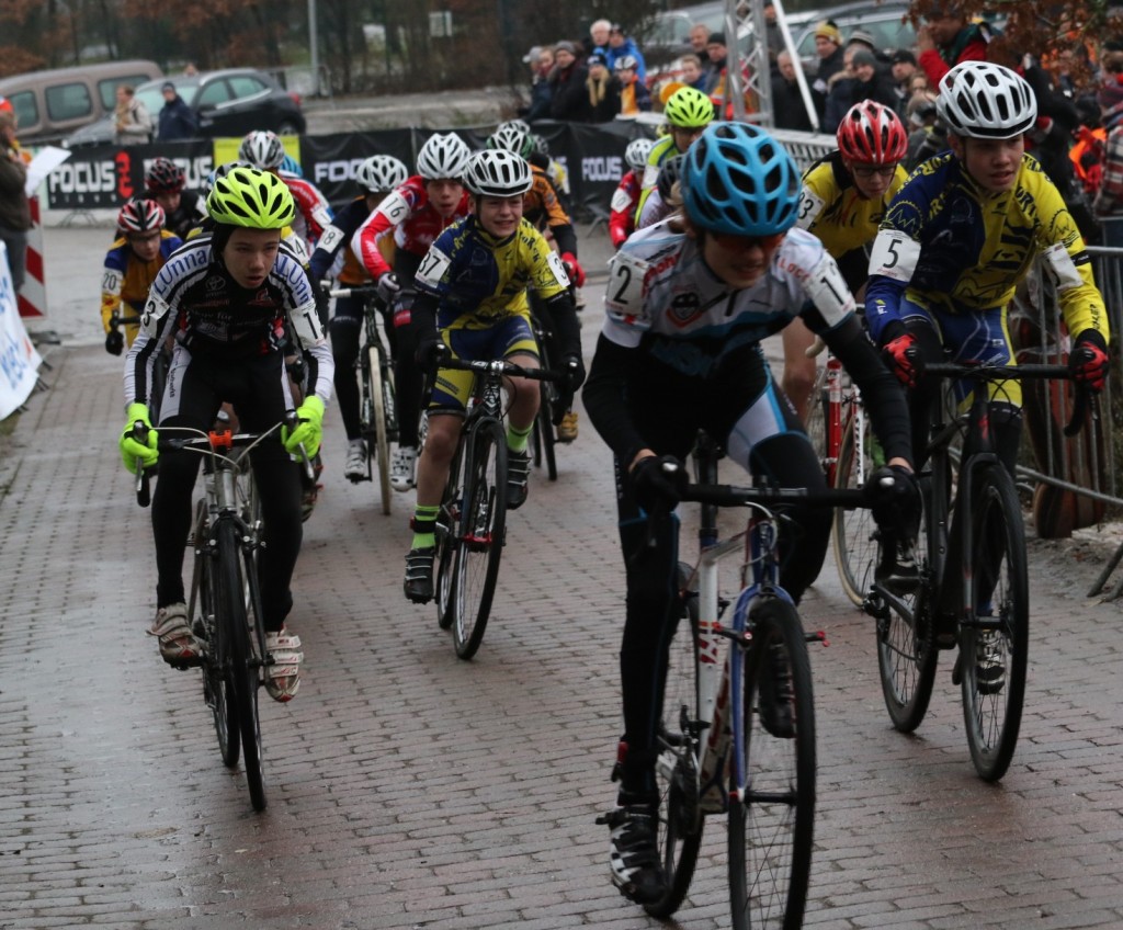 Kurz nach dem Start- Johan (5) und Gregor (37) im Feld