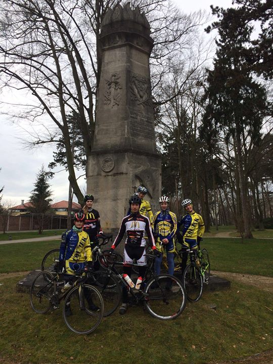 Zukunft trifft Vergangenheit- eine Trainingsgruppe vor dem deutschlandweit einzigen BDR- Denkmal in Bad Schmiedeberg