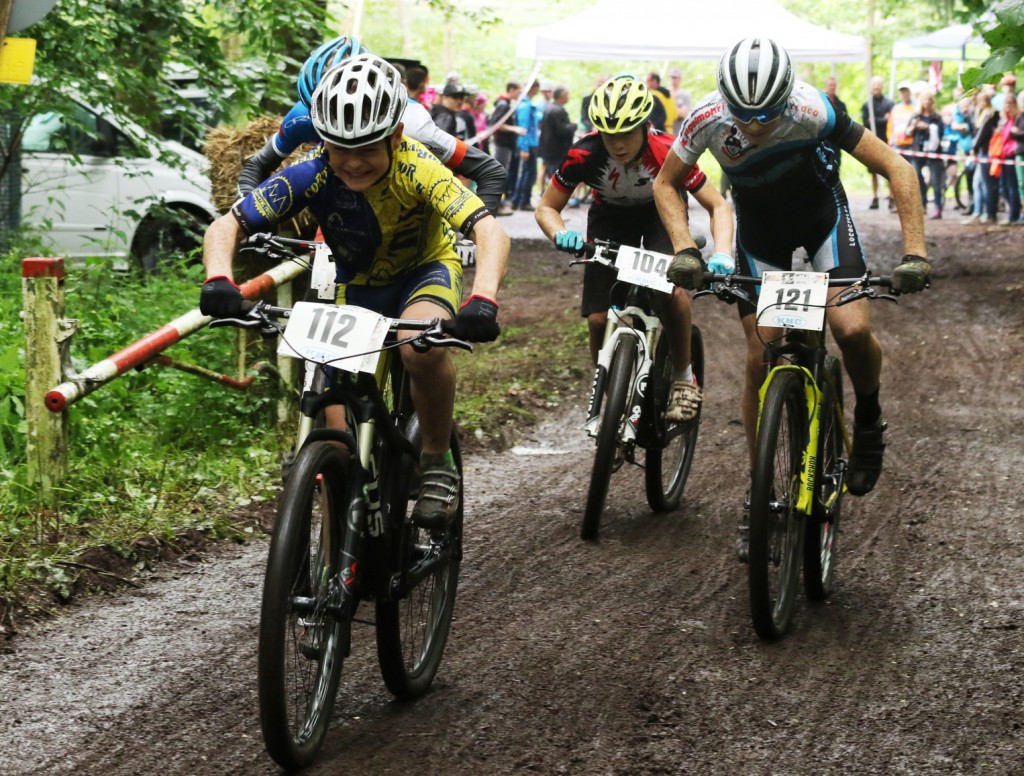 Gregor zeigt im Sprint der Konkurrenz das Hinterrad 