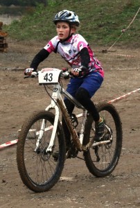 Hannah Möttig gewinnt die Gesamtwertung der U11 (hier im Leadertrikot) 