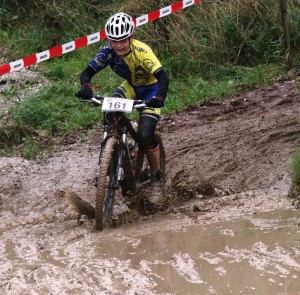 Gregor wühlt sich durch den Schlamm