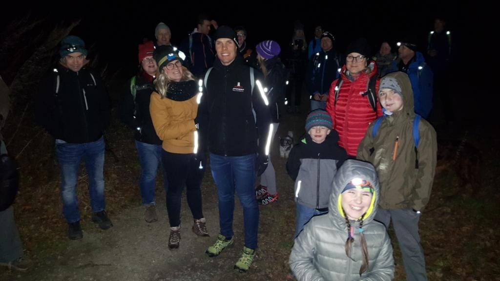 Gut beleuchtet durch den dunklen Wald 