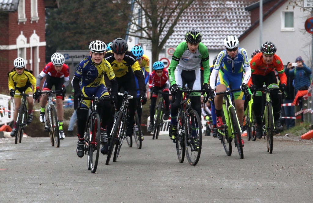 Die U15 gleich nach em Start- Gregor an vorderster Front 