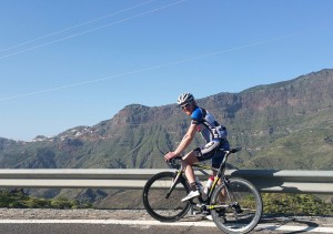 Christopher unter blauem Himmel