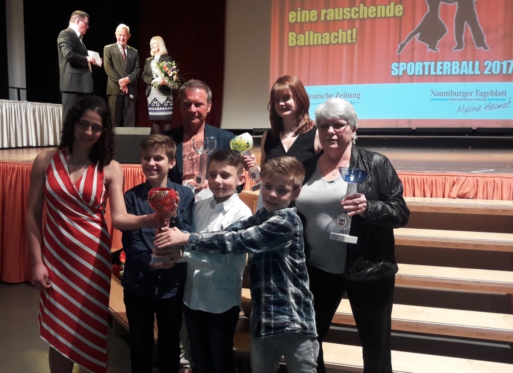 Johanna nach der Pokalübergabe im Kreis aller Kategoriesieger