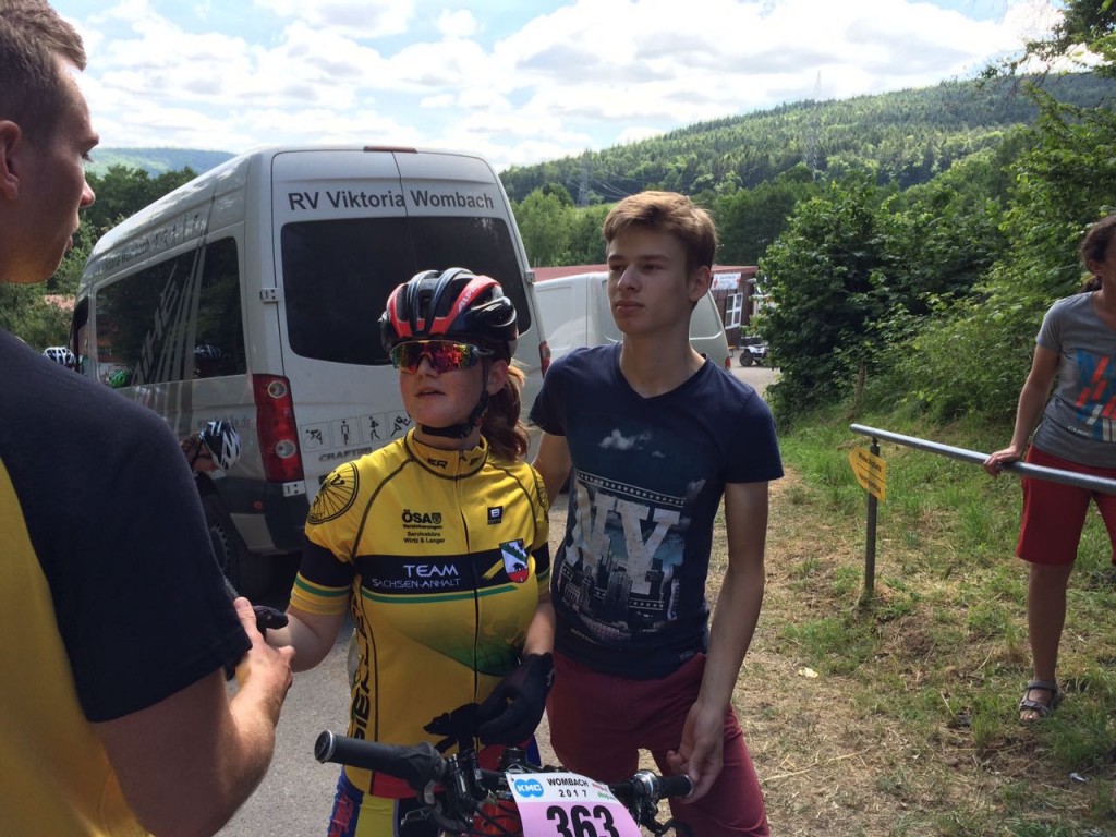 Johanna nimmt die Glückwünsche für Platz Acht entgegen 