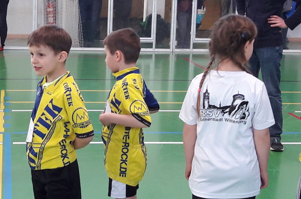 florian und Luis (beide U9) warten auf den Start des Gewandheitslaufs