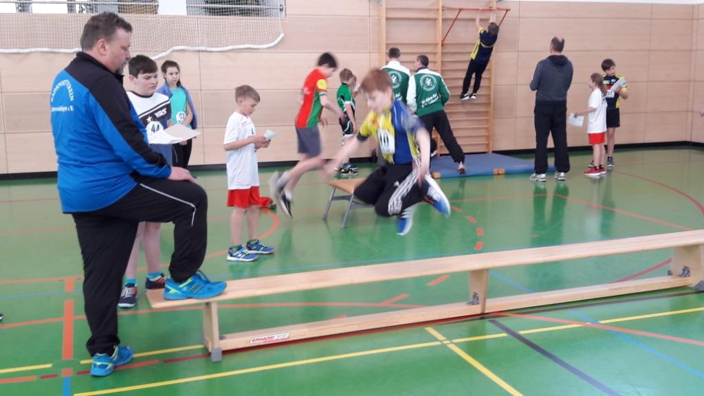 Da passt ja noch `ne zweite Bank drunter : Frieder bei den Bankübersprüngen