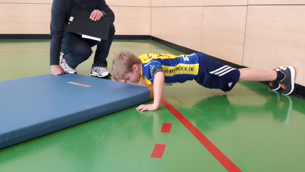 Carlos bei den Liegestützen