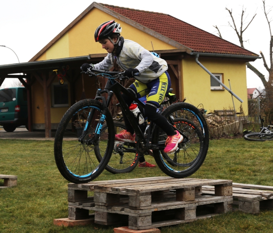 Lia beim Palettentraining