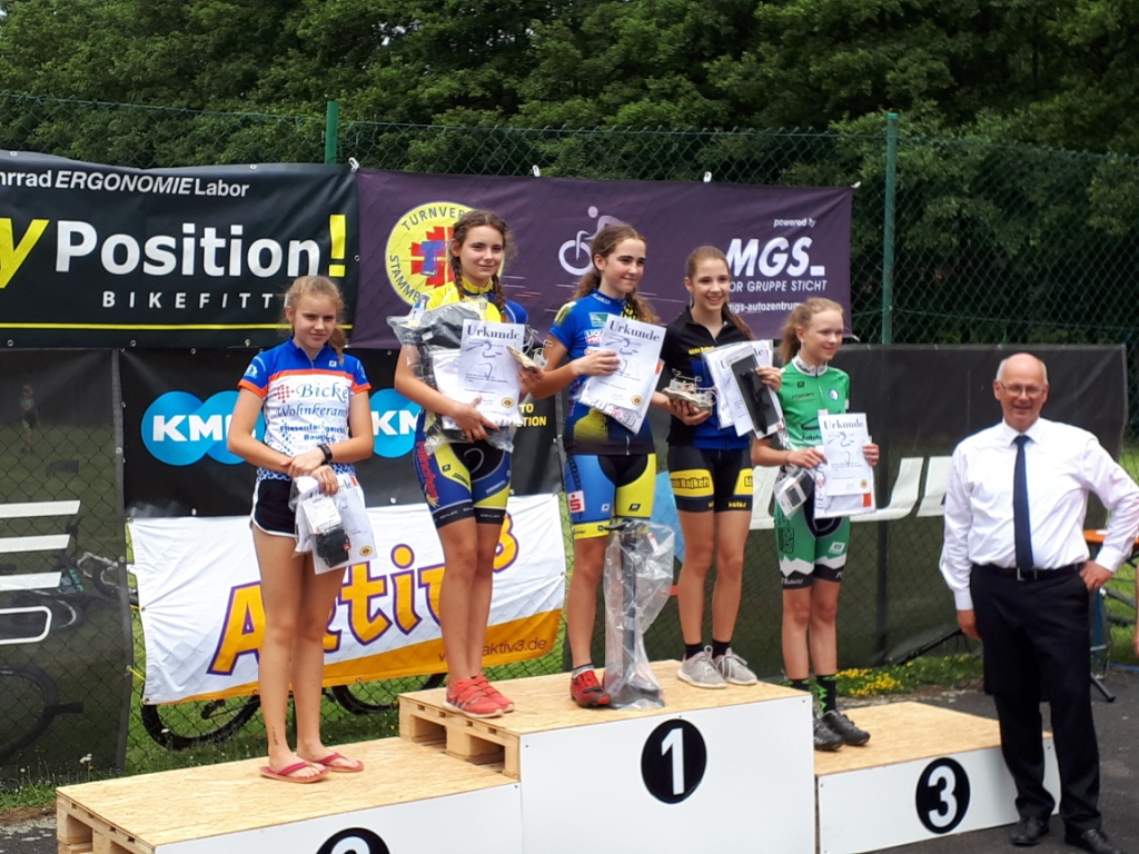 Celina (zweite von links) bei der Siegerehrung der U15 Mädchen