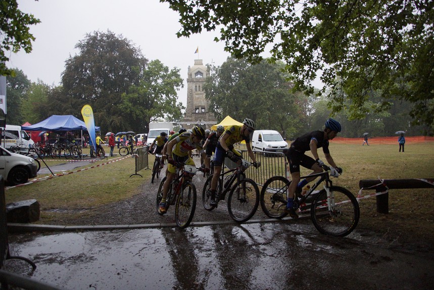 Das Eliterennen startet im strömenden Regen