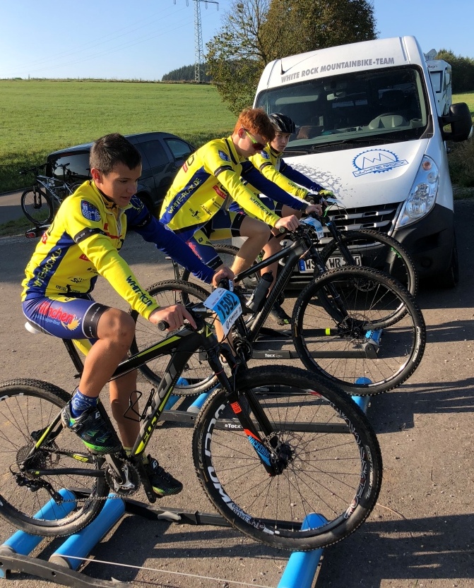 Die U15 Jungs fahren sich erst mal auf der Rolle warm