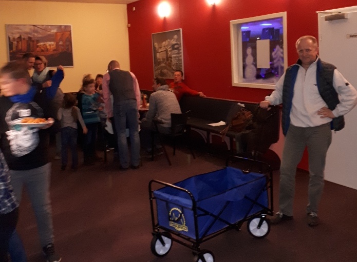 Dirk mit unserem neuen "Einsatzfahrzeug": White Rock- Bollerwagen