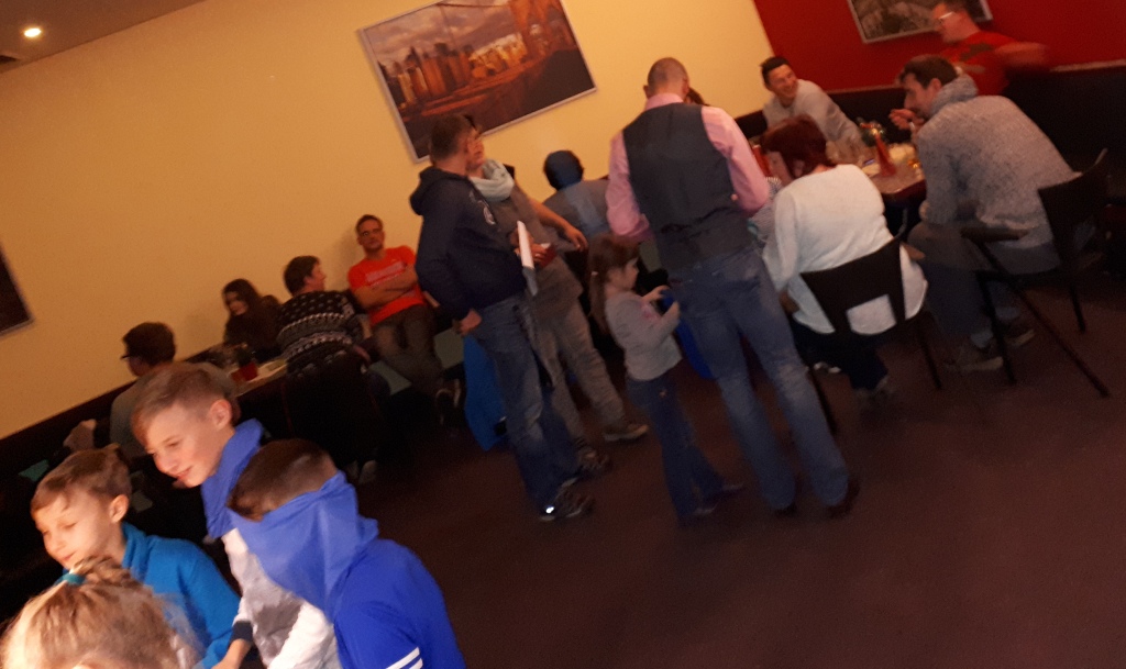 Kinder und Eltern feiern auf der Bowlingbahn