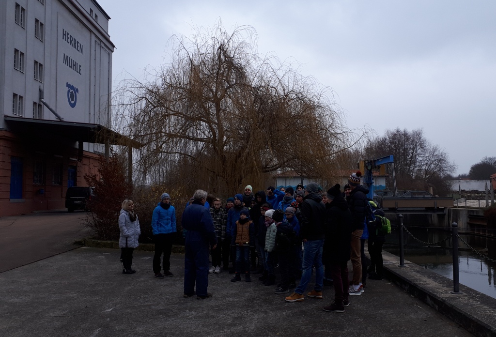 Herr Böcklererklärt uns das Saale- Wasserkraftwerk "Herrenmühle"