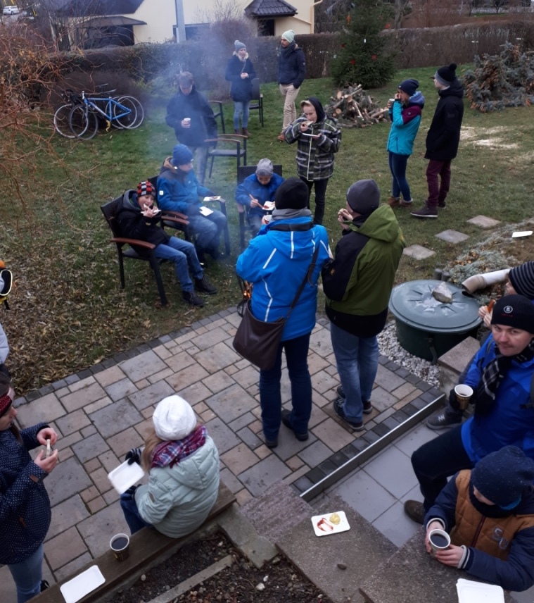 Abschlußglühwein + Wiener in Kreisens Garten
