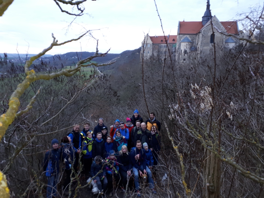 Die Reisegesellschaft erreicht das Schloß Goseck