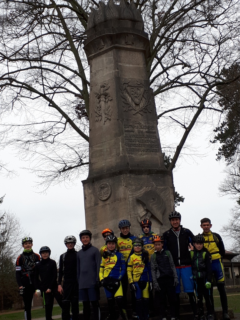 Eine Gruppe fährt traditionell zum BDR -Denkmal nach Bad Schmiedeberg